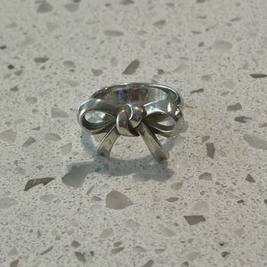Retired James Avery Bow Ring